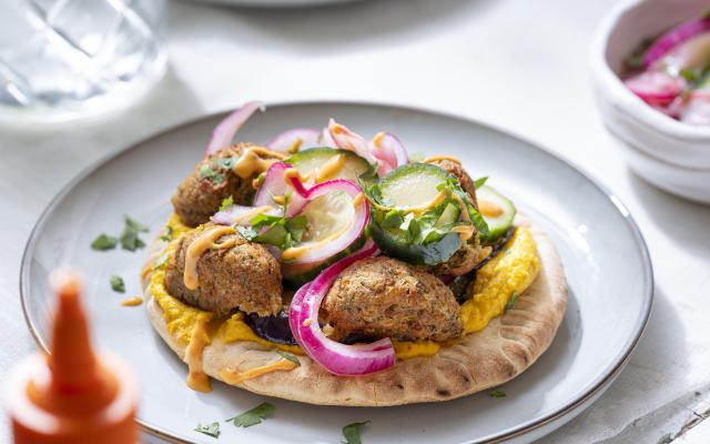 Pitaflapjes met falafel, hoisin-aubergine en chilimayonaise