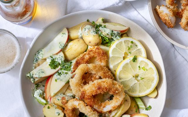 Lauwe krieltjessalade met kruidendressing en homemade calamares