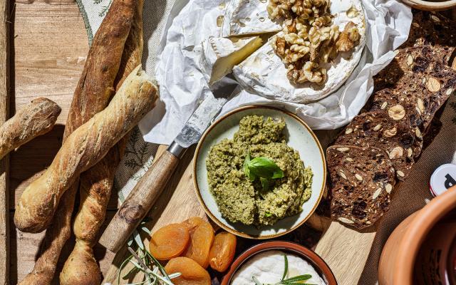 Franse kaasplank met snelle olijvenbroodjes