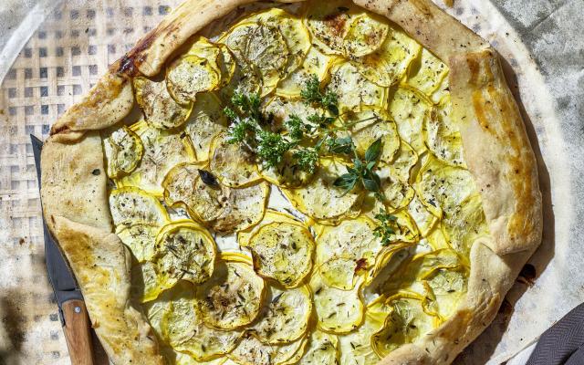 Tarte salée met geitenkaas en gele courgette