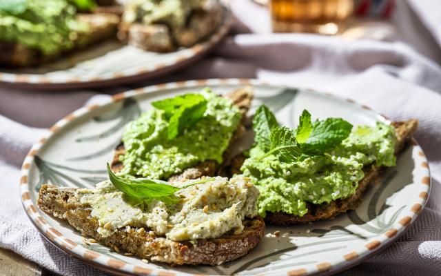 Franse tartines met artisjok en erwtjesspread