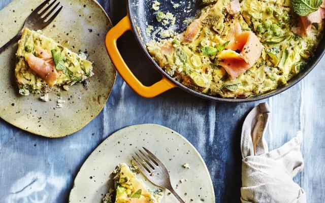 Frittata met ricotta, erwtjes, munt en zalm