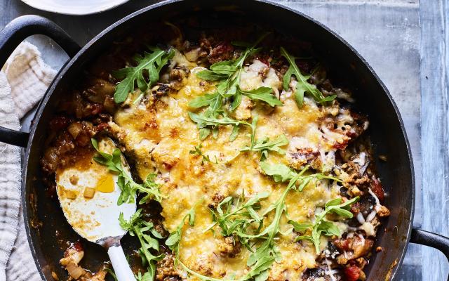 Aubergineschotel met tomaat, gehakt en parmezaan