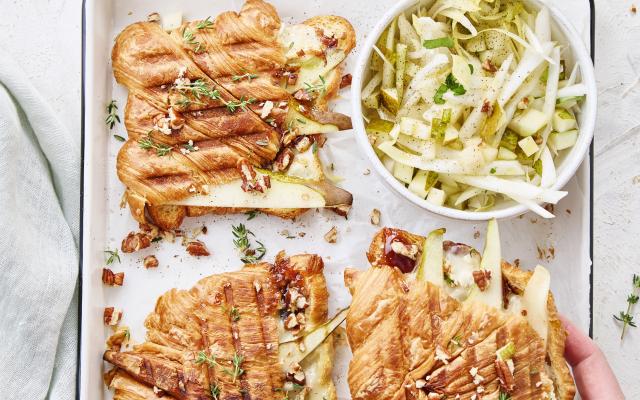Croquecroissant met gorgonzola, peer, pecannoten en Luikse siroop en een peer-witloofslaatje