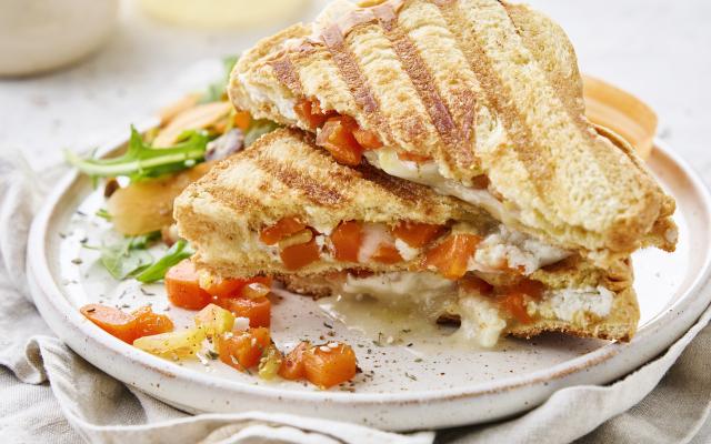 Croque geitenkaas met wortelcompote en een wortel-spitskoolslaatje met dadels
