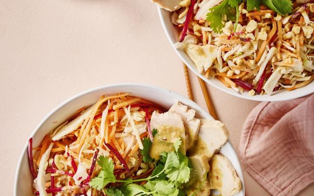 Aziatische salade met gerookte kip en pindasaus