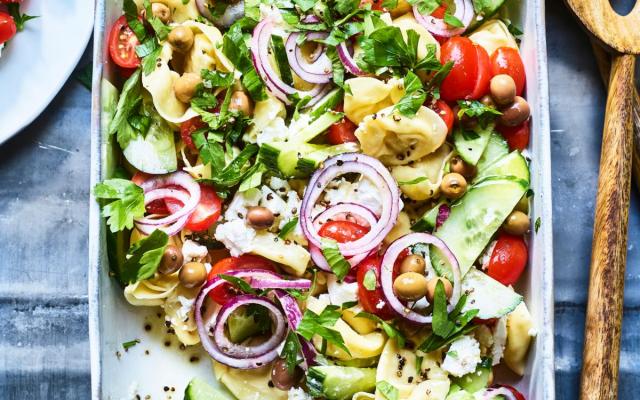 Tortellini met ­olijven, feta en komkommer