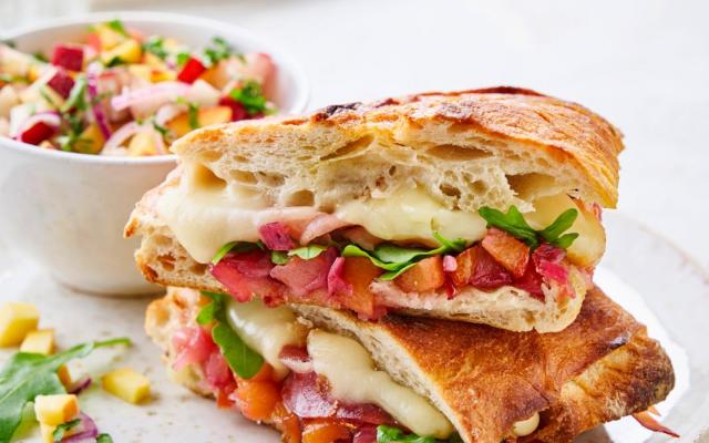 Croque met taleggio, gandaham en ­nectarinechutney en een slaatje met ­nectarine en rode ui