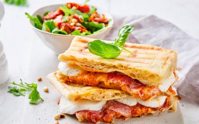 Croque met ­mozzarella, pesto van rode paprika en coppa en een Italiaans slaatje