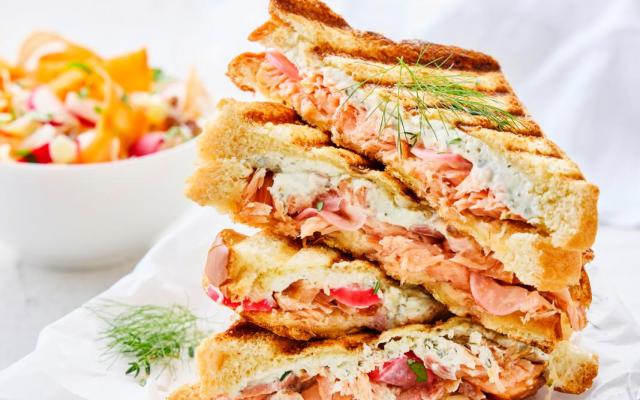 Croque met kruidenkaas, warmgerookte zalm en gepekelde ­radijs en een rauwkost­salade met wortel, ­radijs en wittekool