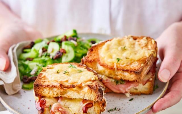 Croque uit de oven met gruyère, tijm en artisanale kruidenham en een komkommer-­selderslaatje met ­rozijnen
