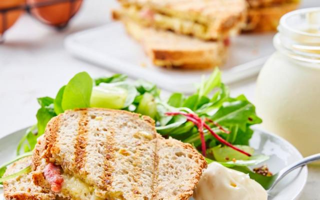 Croque met ham en ei en een groen slaatje met druiven en ­mosterddressing