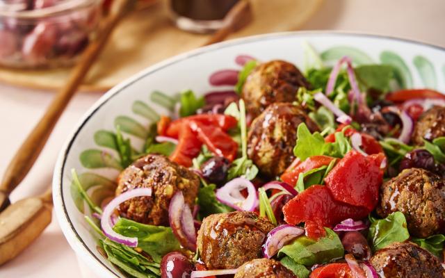 Salade met gegrilde paprika, falafelballetjes en balsamicodressing