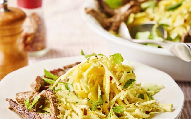 Mango-knolseldersalade met runderreepjes