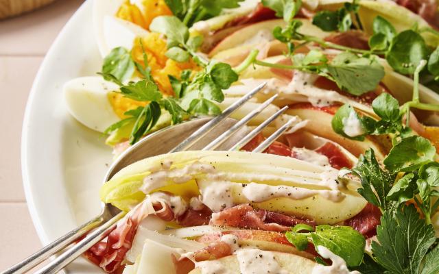 Witloofsalade met tonnatosaus en Italiaanse ham