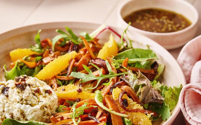 Wortel-sinaasappelsalade met cottagecheese