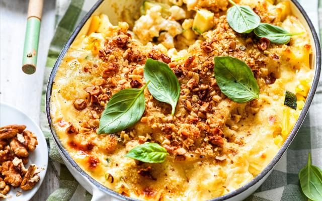 Macaroni met gestoofde prei, courgette en bloemkool
