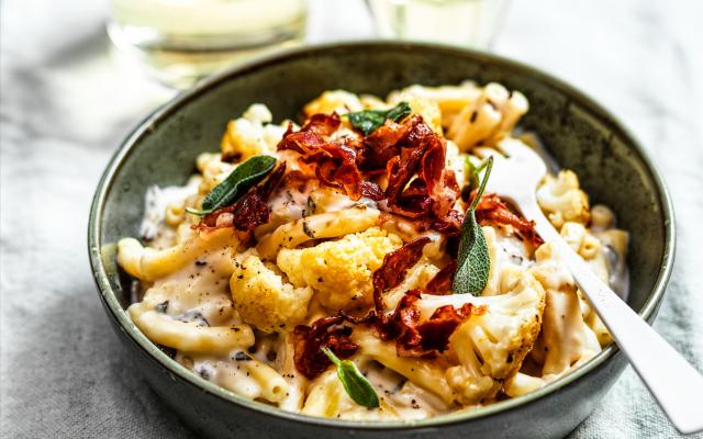 Macaroni met ovengeroosterde bloemkool en pancetta