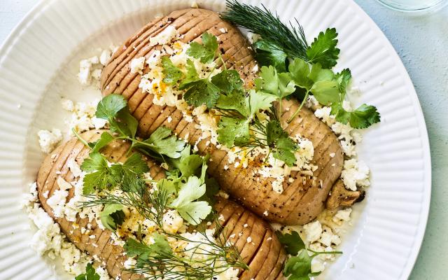 Hasselbackpompoen met feta en sinaasappeldressing