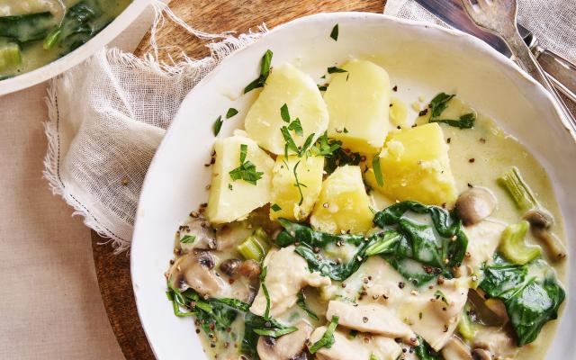 Kipstoofpotje met spinazie, prei en champignons