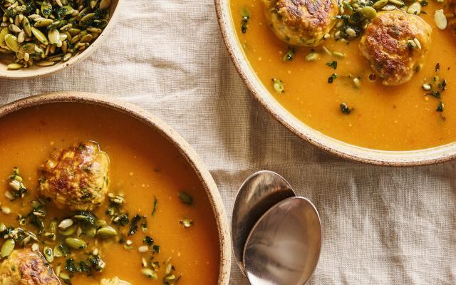Maaltijd-pompoensoep met balletjes en pittencrumble