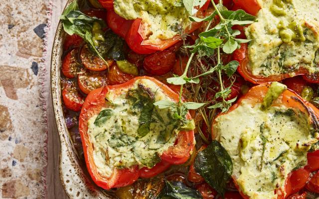 Gevulde paprika’s met pesto en ricotta in kerstomatensaus