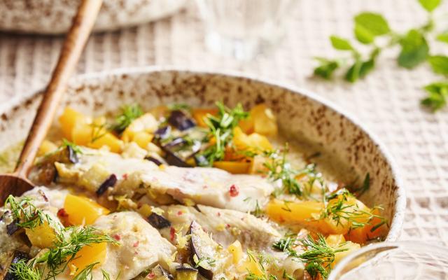 Curry met seizoensvis, aubergine en tomaat