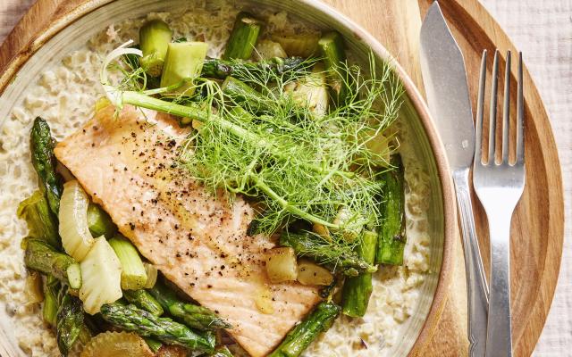 Bloemkoolrisotto met venkel, groene asperges en gebakken zalm