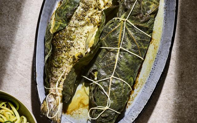 Forel in vijgenblad met kruiden en citroen en courgetti