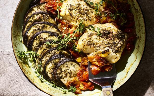 Kabeljauwhaasje met aubergine, tomatensalsa en za’atar