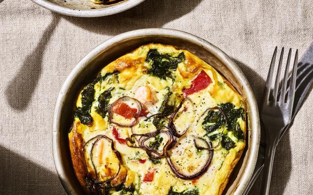 Zalmtaartjes met gegrilde paprika, spinazie en ricotta