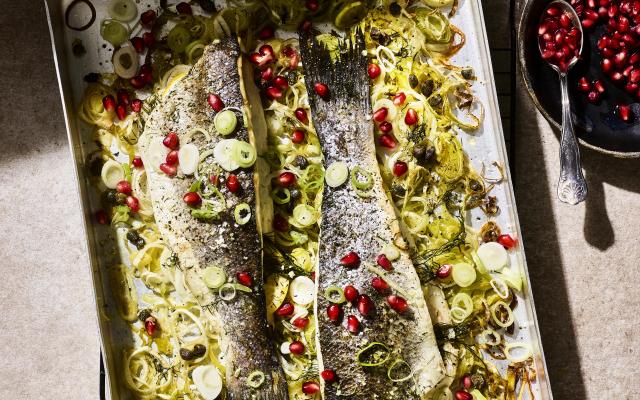 Zeebaars uit de oven met prei en granaatappel