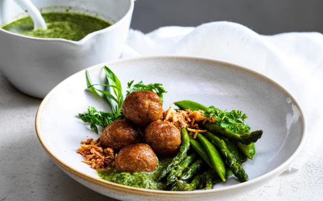 Kippenballetjes in het groen met krokante uitjes