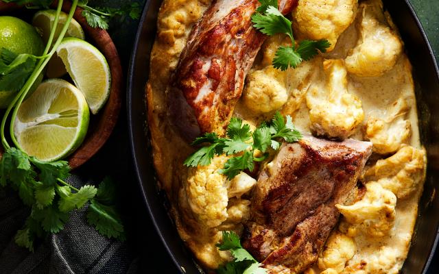 Varkenshaasje met bloemkoolcurry uit de oven