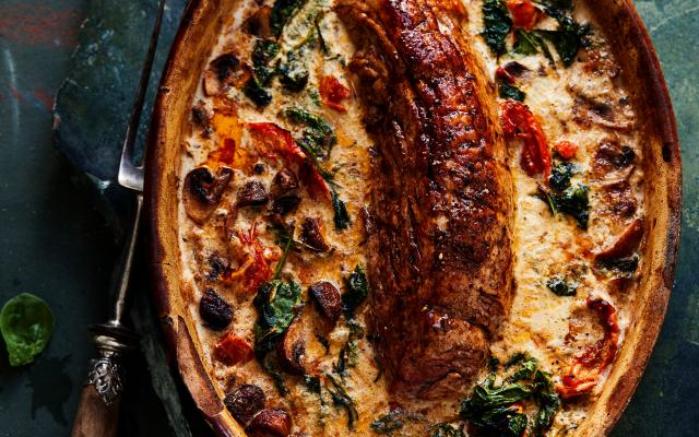 Romig varkenshaasje met zongedroogde tomaten, kastanjechampignons en spinazie