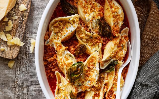 Gevulde pastaschelpen in tomaat-paprikasaus met kruidenkaas en pangrattato