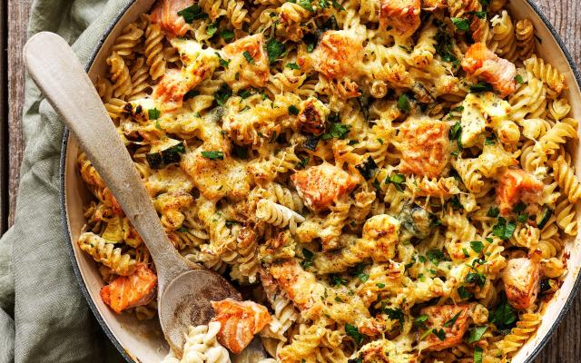 Spirelli met zalm, courgette en romige kruidensaus