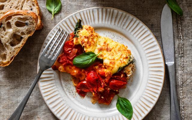 Cannelloni met ­citroenricotta, spinazie en kerstomatensaus