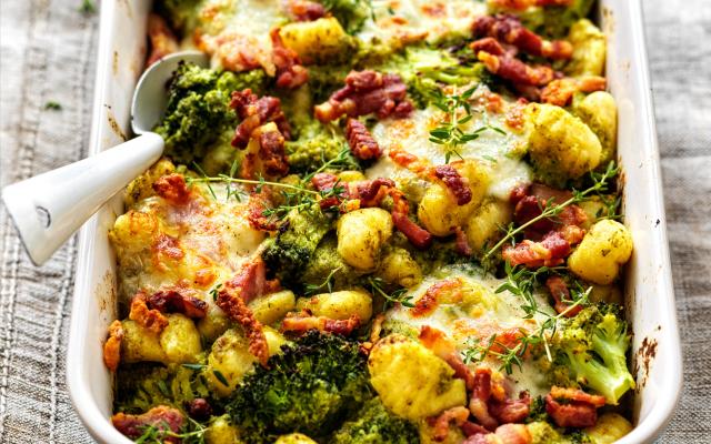 Groene gnocchi uit de oven met ­broccoli, spekjes en mozzarella