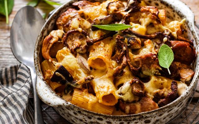Rigatoni met ragout van bos­paddenstoelen en varkensworst