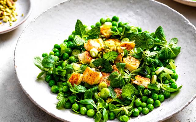 Erwtensalade met halloumi, ­pistachenoten en mosterddressing