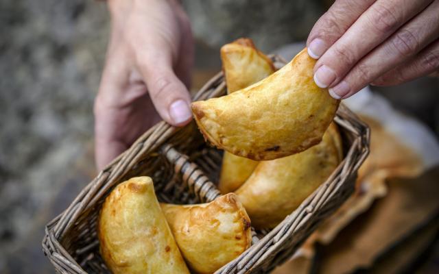 Hand pies met ‘nduja en linzen