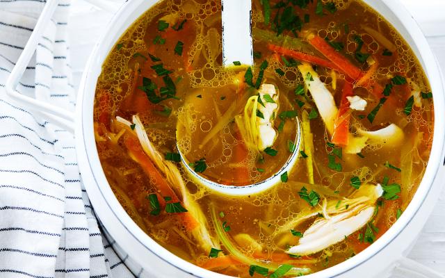 Klassieke kippensoep met verse kippenbouillon
