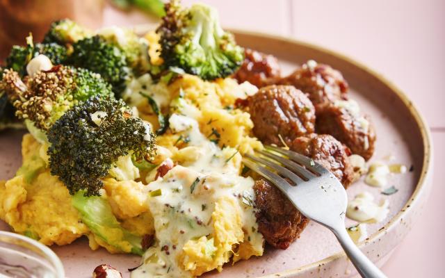 Zoete-aardappelpuree met groenteballetjes en mosterdsaus