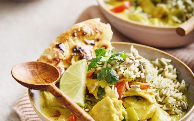 Curry met veggie kipstuckjes, notenrijst en naanbrood
