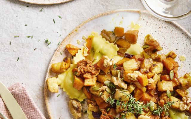Lauwe raviolisalade met gebakken herfstgroenten
