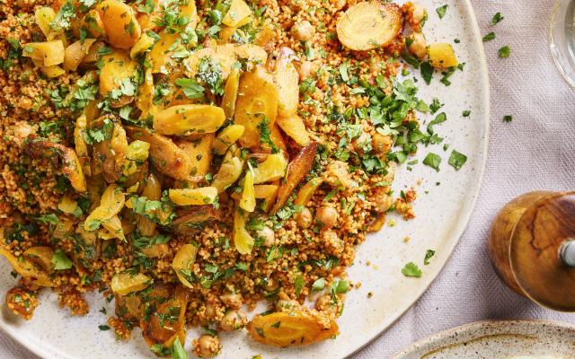 Rode couscous met spiegelei