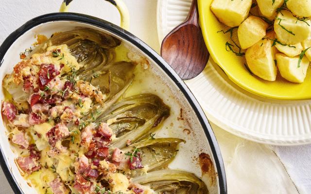 Gevuld witloof met rauwe ham, oude kaas, tijm en gebakken aardappelen