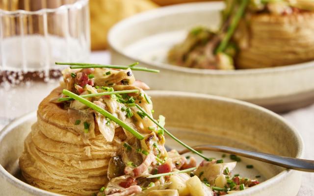 Bladerdeegbakje met witloofragout, kruidenkaas, spekjes en appel