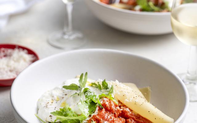 Open lasagne met worstjessaus, burrata & rucola